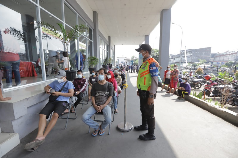 Vaksinasi di Stasiun Bukit Duri. (Foto: Antara)