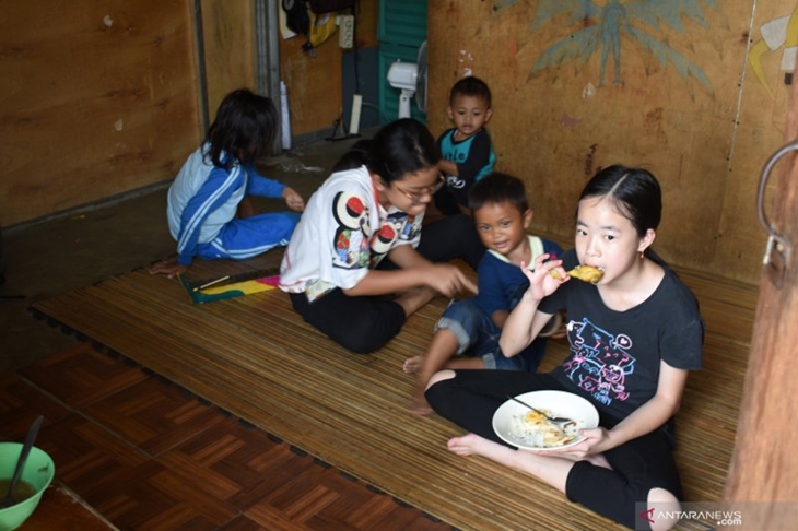 Seorang siswa SMP Notre Dame dalam program hidup bersama dengan masyarakat (live in kampung) di Kampung Akuarium, Keluarahan Penjaringan, Jakarta Utara, 9-11 Oktober 2019. (ANTARA/FAUZI LAMBOKA)