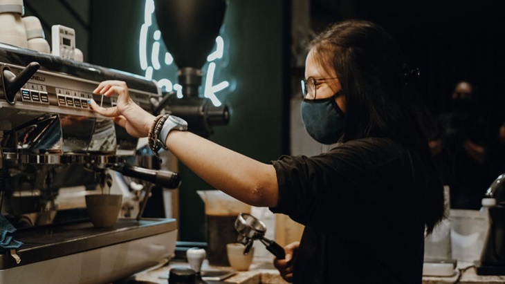 Kisah Barista Asuh Nadyah Febriyanti yang Pertama Nge-Shift di Kopi Lima Detik