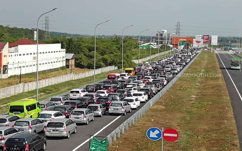  Lebaran Kedua, Exit Tol Ngasem Sukoharjo Macet Total