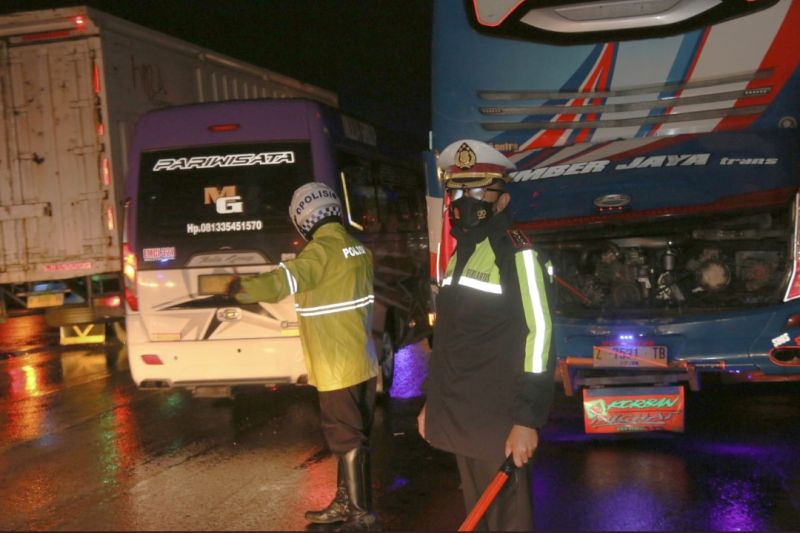 Antrean Panjang Terjadi di Gerbang Tol Cikampek Utama