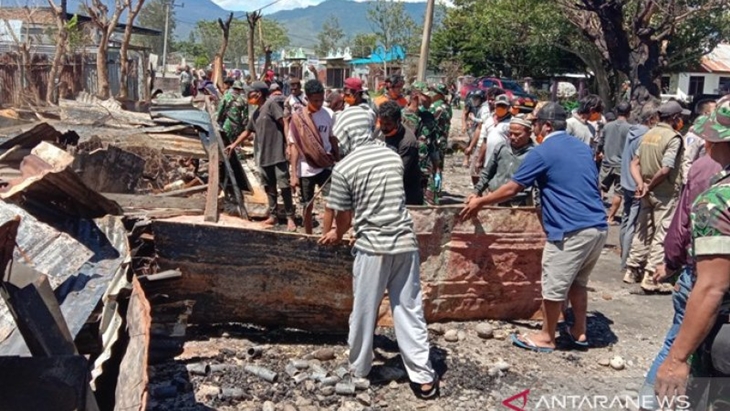  Aparat TNI/Polri dan masyarakat saat membersihkan puing-puing kerusuhan di Jayawijaya. (ANTARA News Papua/Marius Frisson Yewun)