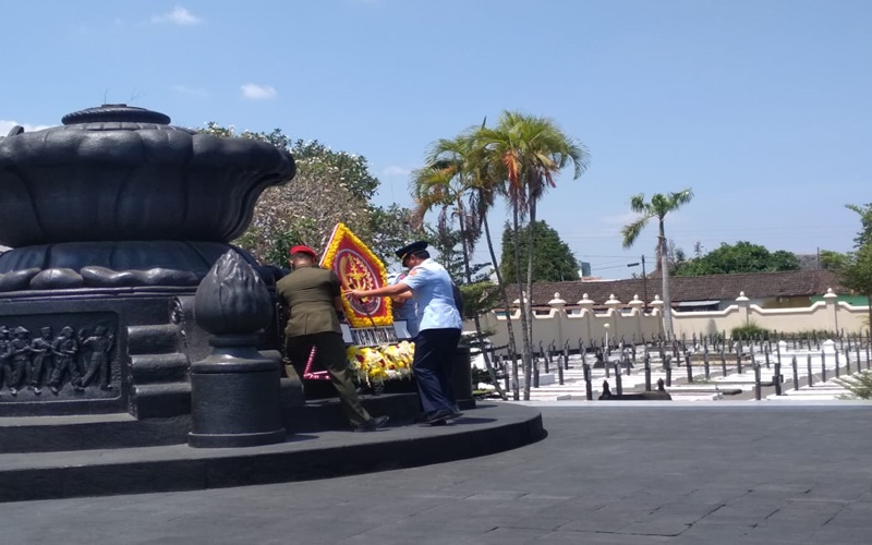 Panglima TNI Marsekal Hadi Tjahjanto meletakan karangan bunga di TMP Kusumanegara