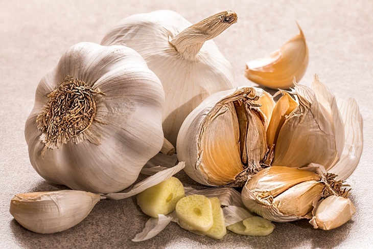 Bawang putih merupakan antibiotik alami. (Foto: Pixabay/stevepb)