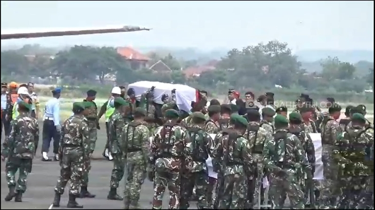 Jenazah Prajurit TNI Pratu Miftahul Firdaus gugur dalam insiden kontak tembak kelompok KKB dimakamkan di Boyolali, Jateng, Senin (27/11). (MP/Ismail)