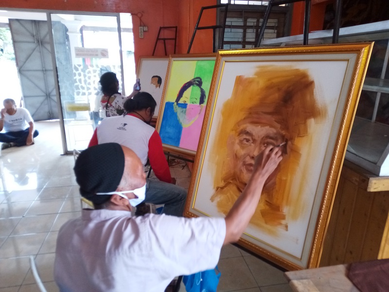 Seniman Lukis Solo Galang Dana Lewat Lukisan Wajah Gibran