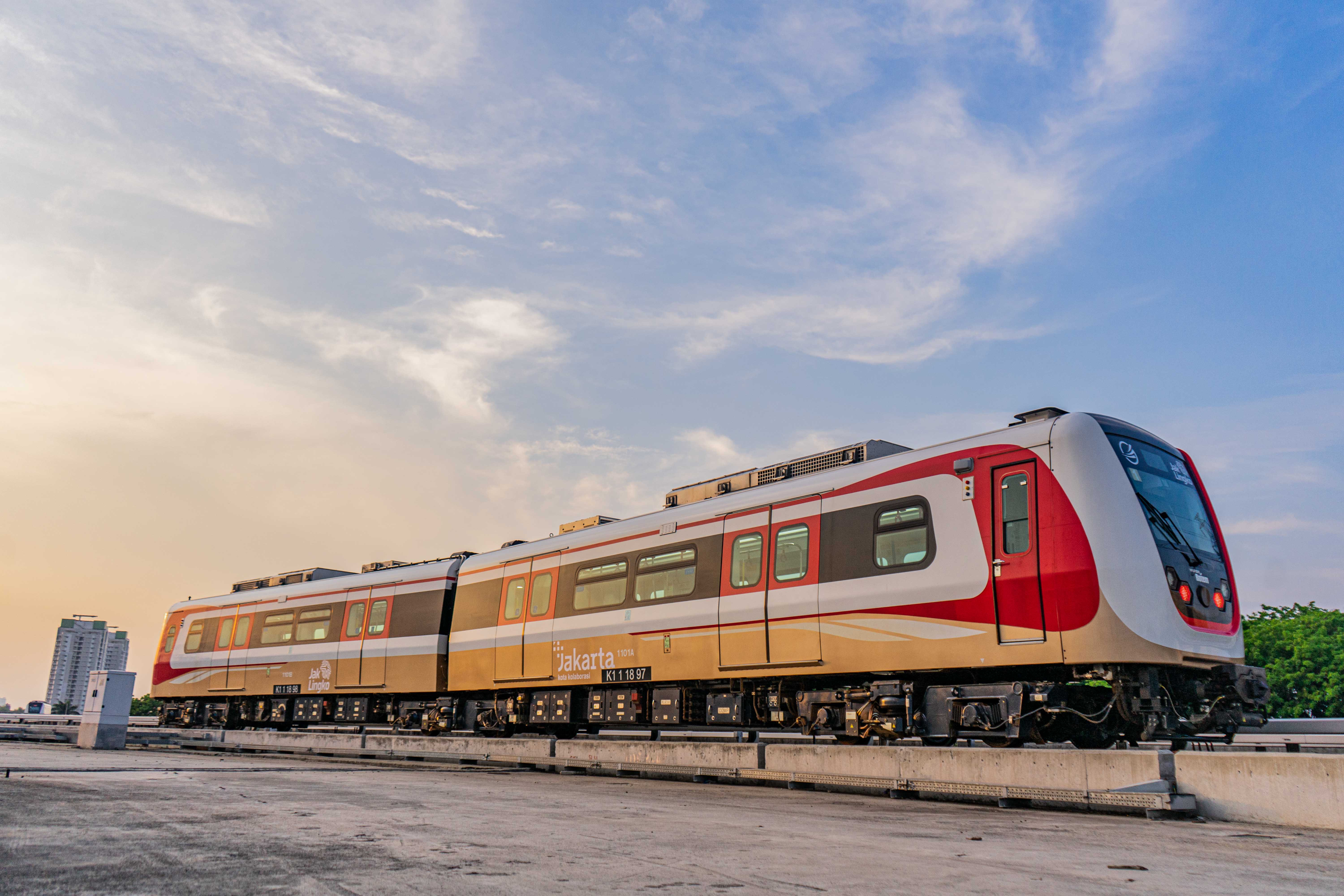 BREAKING NEWS: LRT Tubrukan di Munjul, Jakarta Timur