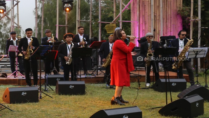 Sore Sempurna Bersama SweetSwingNoff, Desi Agustina, dan Nesia Ardi di Pembukaan Jazz Gunung Bromo 2022