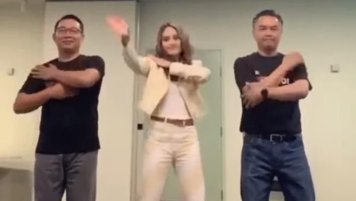 Jawa Barat Dikepung Banjir, Ridwan Kamil Asyik TikTok Bareng Cinta Laura