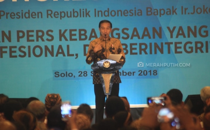 Buka Kongres XXVI PWI di Solo, Presiden Jokowi Dikejutkan dengan Blangkon