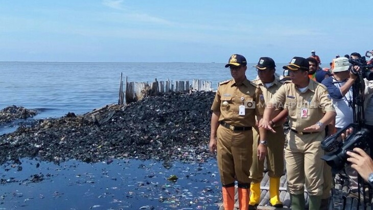 Anies Jelaskan Mengenai Penumpukan Sampah di Muara Angke