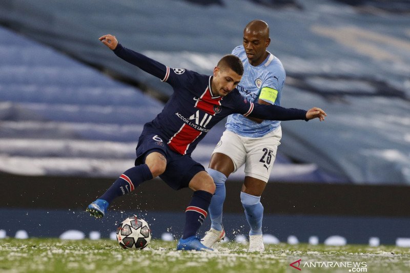 Gelandang PSG Marco Verratti (kiri) sedang berduel dengan gelandang Manchester City Fernandinho dalam pertandingan leg kedua semifinal Liga Champions di Etihad Stadium, Manchester, Inggris pada 5 Mei 2021.(REUTERS/PHIL NOBLE)