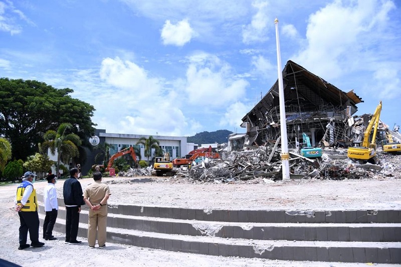Jokowi Tinjau Kantor Gubernur Sulawesi Barat Yang Ambruk