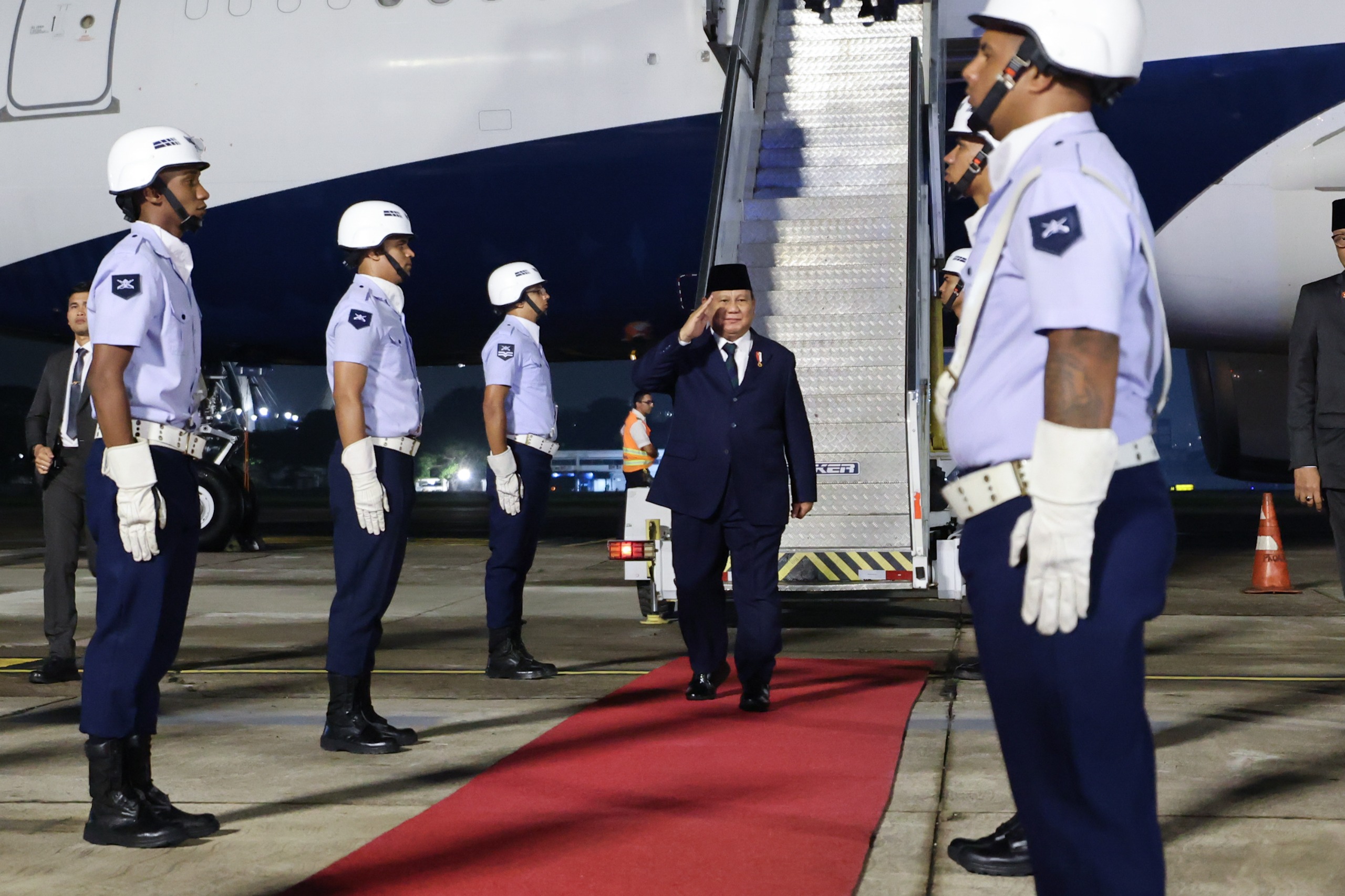 Presiden RI, Prabowo Subianto, saat disambut di Bandara Base Aerea do Galeao, Brasil