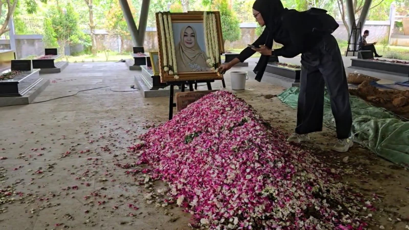 Pemakaman Istri di Karanganyar, Wiranto Turun Langsung ke Liang Lahat