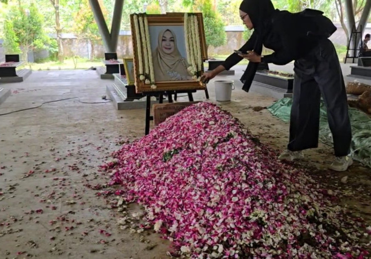 Pemakaman Istri di Karanganyar, Wiranto Turun Langsung ke Liang Lahat