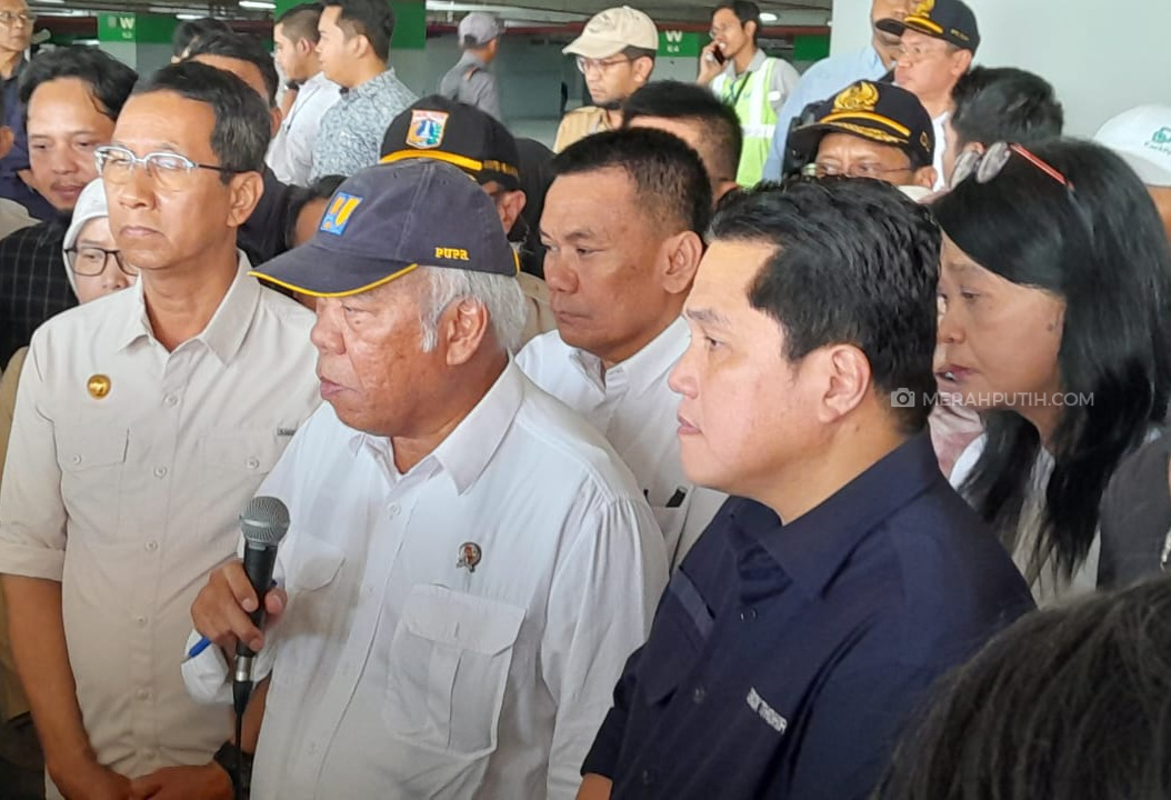 Pj DKI Heru Budi Hartono, Ketum PSSI Erick Thohir, dan Menteri PUPR Basuki Hadimuljono meninjau Jakarta International Stadium (JIS). Foto: MP/Asropih