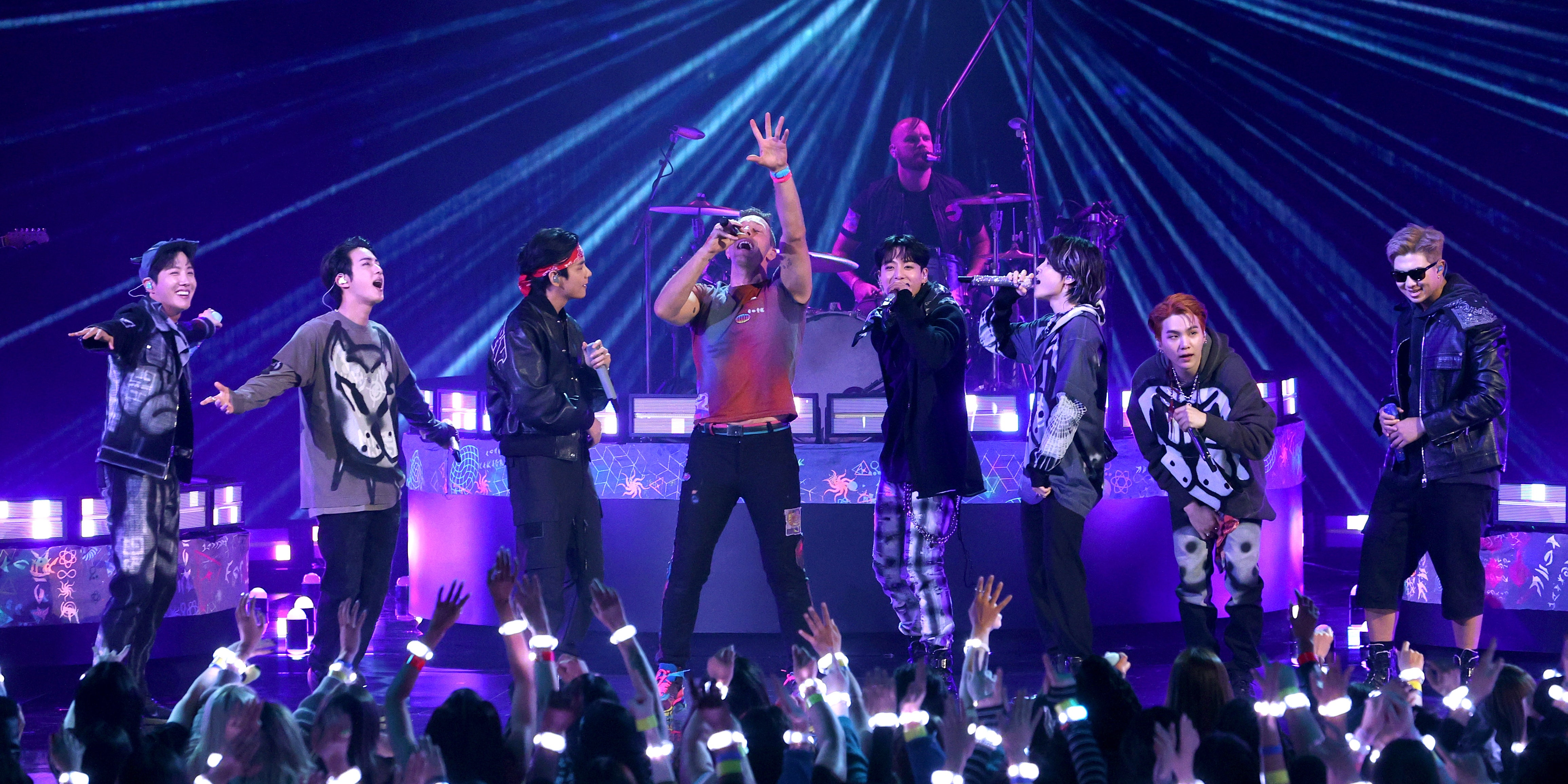 BTS dan Coldplay pada AMAs 2021. (Foto Pitchfork)