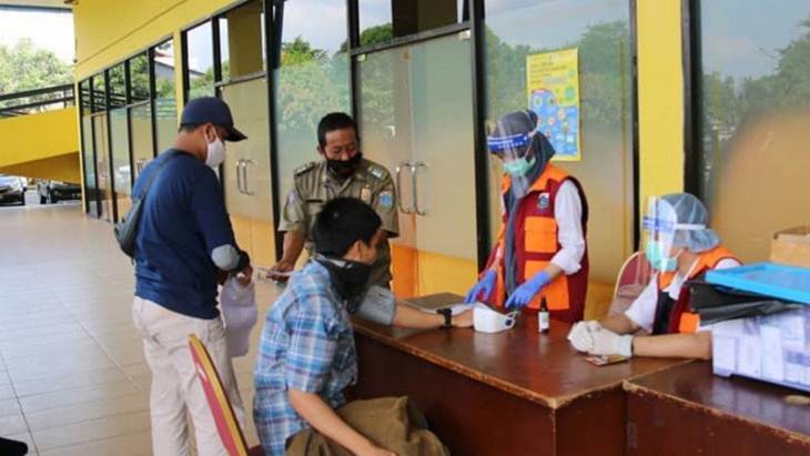 Petugas mendata identitas pendatang tanpa SIKM saat akan dikarantina di GOR Rawamangun, Pulogadung, Jakarta Timur, Rabu (3/5/2020). (ANTARA/HO-Sudinhub Jaktim).