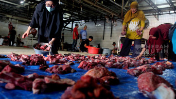 Aktivitas Pembagian Daging Hewan Kurban Idul Adha 1445 H di Jakarta
