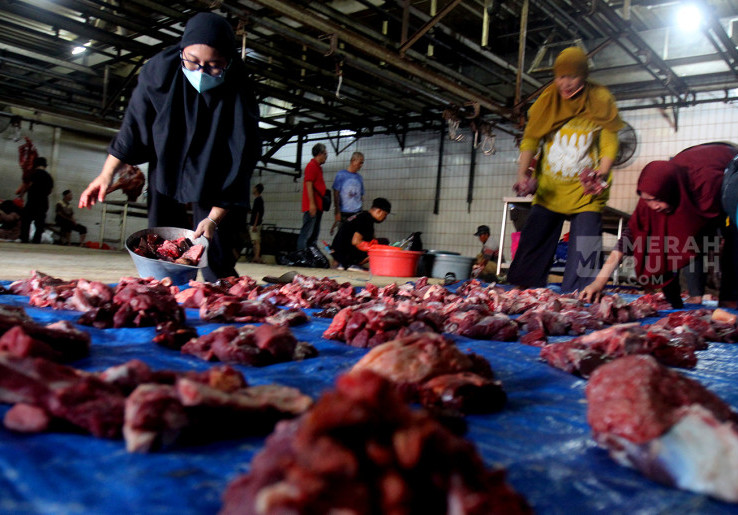 Aktivitas Pembagian Daging Hewan Kurban Idul Adha 1445 H di Jakarta