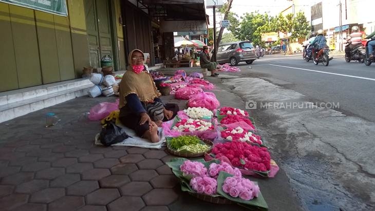 Musim Tradisi Sadranan Bersamaan Wabah Corona, Harga Bunga Tabur di Solo Anjlok