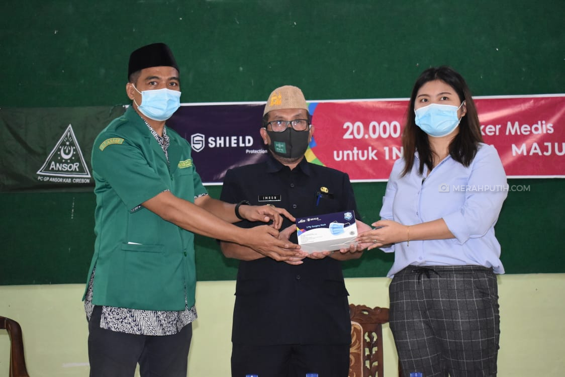 Hari Santri di Cirebon Diwarnai dengan Pembagian Masker ke Pesantren dan Warga