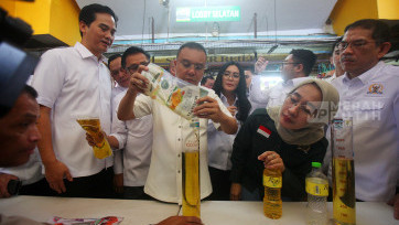 Pimpinan DPR Sidak Takaran Minyakita di Pasar Kramat Jati Jakarta