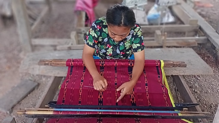 Pemudi Timur yang Andal Menenun