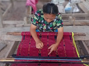 Pemudi Timur yang Andal Menenun