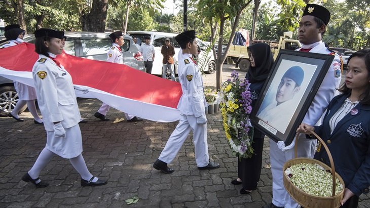 Mahasiswa dengan foto korban tragedi Mei mengikuti Peringatan 17 Tahun Tragedi 12 Mei 1998 di Universitas Trisakti, Grogol, Jakarta, Selasa (12/5). (ANTARA FOTO/Sigid Kurniawan)