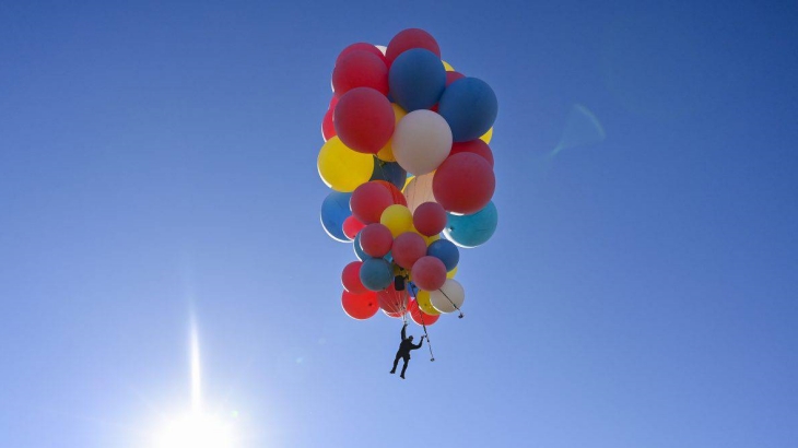 Layaknya Film 'Up', David Blaine Terbang ke Langit Arizona dengan Balon Helium
