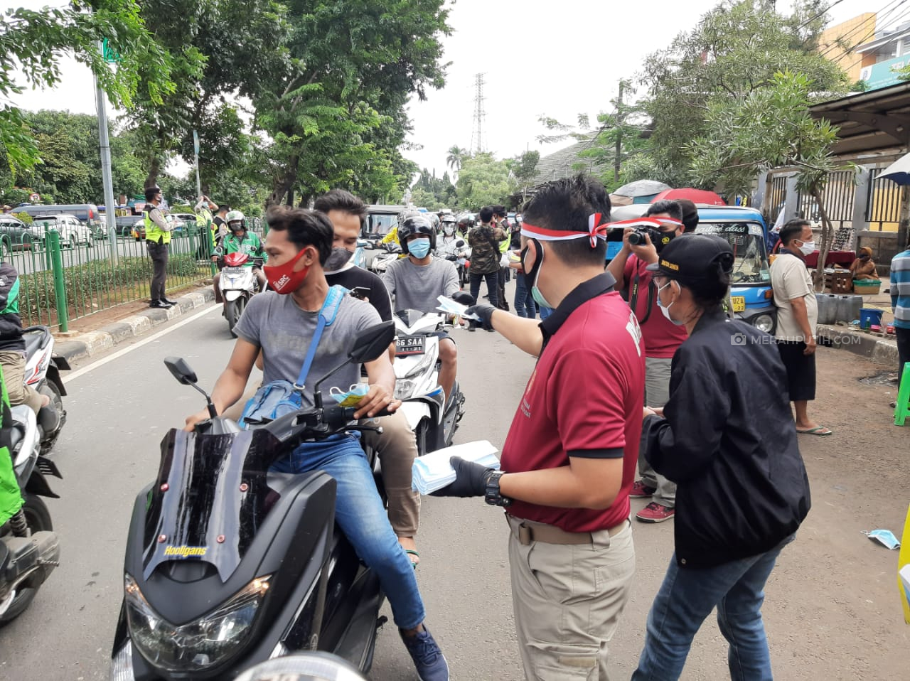 Cara Unik Polisi Bagi-bagi Masker dan Vitamin C di Jakarta Pusat