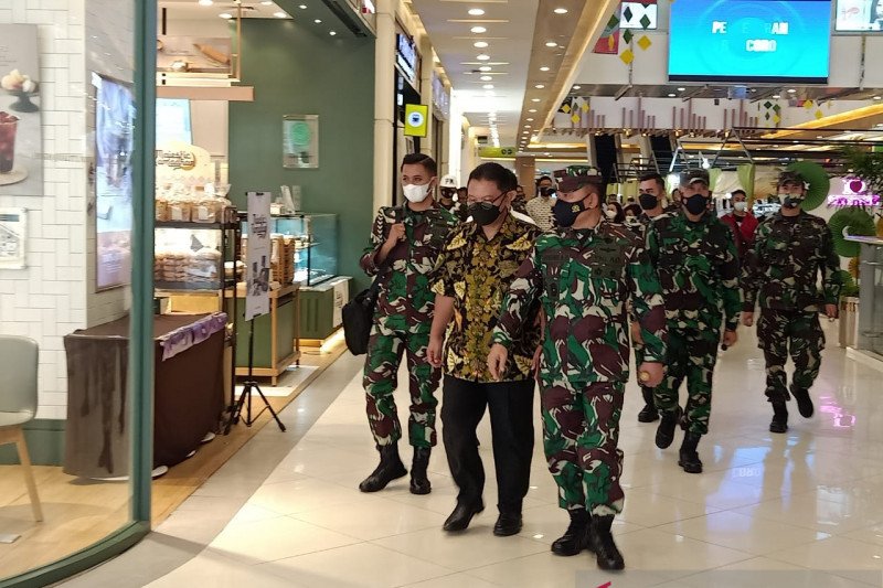 Pangdam Jaya Mayjen TNI Dudung Abdurachman saat meninjau penerapan protokol kesehatan di Summarecon Mal Bekasi, Kamis (6/5/2021). ANTARA/Yogi Rachman
