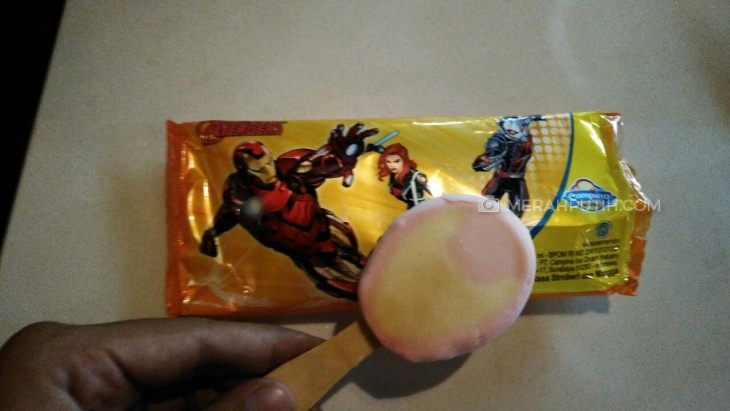 Penampilan es krim Campina Iron Man (MP/Muchammad Yani)