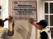 Tanda Sitaan KPK Rumah SYL di Parepare Ditutupi Orang