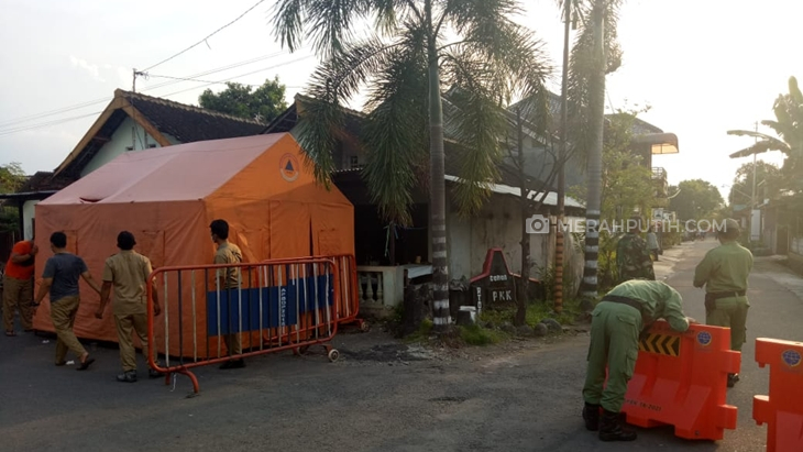   Warga membuka portal jalan masuk kampung Kelurahan Sumber, Kecamatan Banjarsari, Solo, Jawa Tengah. (MP/Ismail)