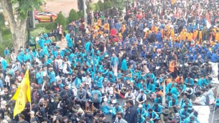 Massa Demo di Surabaya Makin Liar, Mobil Polisi Digulingkan