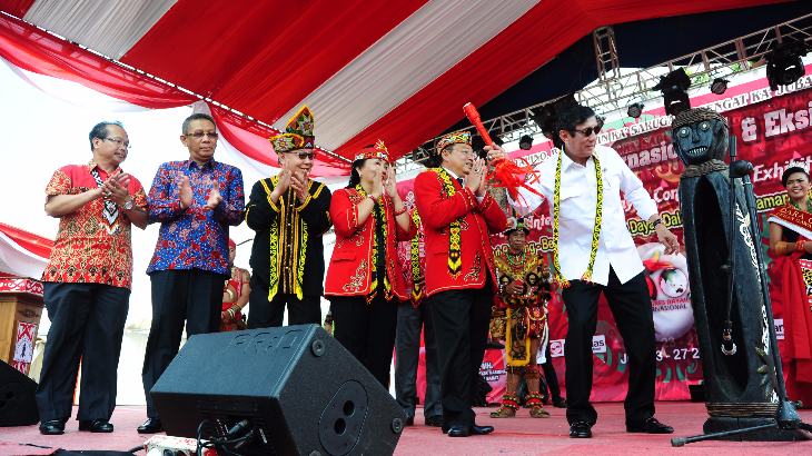 Menteri Hukum dan HAM Yasonna Laoly (kanan) didampingi Presiden Majelis Adat Dayak Nasional (MADN) sekaligus Gubernur Kalbar, Cornelis (dua kanan) (ANTARA FOTO/Jessica Helena Wuysang)