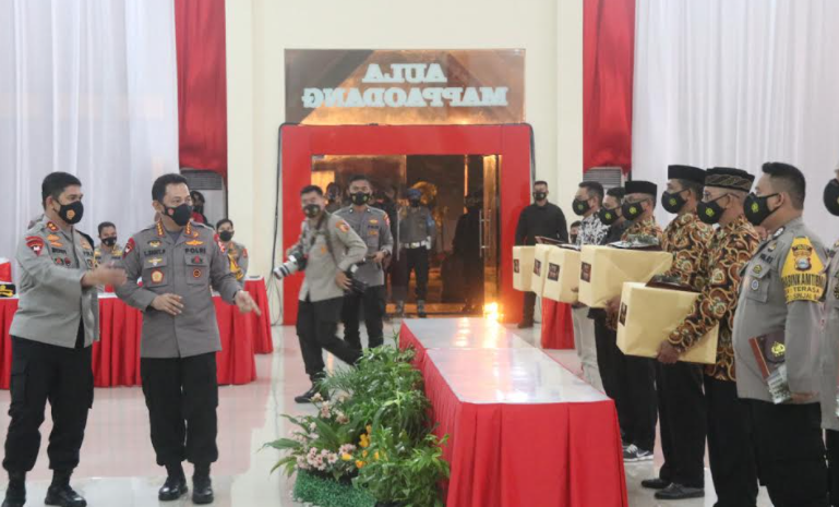 Ubah Kawasan Zona Merah ke Hijau, Dua Bintara Dapat Tiket Sekolah dari Kapolri