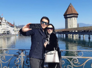 Momen Mesra Bulan Madu Syahrini & Reino Barack di Swiss