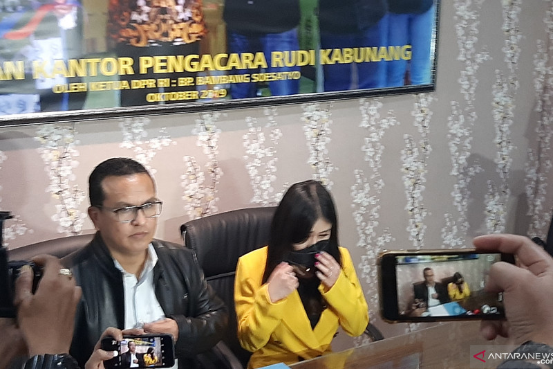 Kuasa Hukum Ayu Thalia Rudi Kabunang (kiri) bersama Ayu Thalia menyampaikan keterangan pers di Kebayoran Baru, Jakarta Selatan, Rabu (1/9/2021). ANTARA/Sihol Hasugian