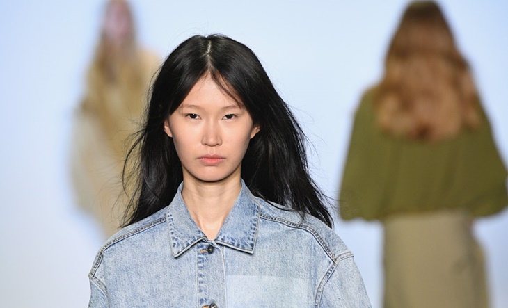Enggak Selalu Biru dan Tampil Klasik, Berikut Contekan Tren Denim 2019!