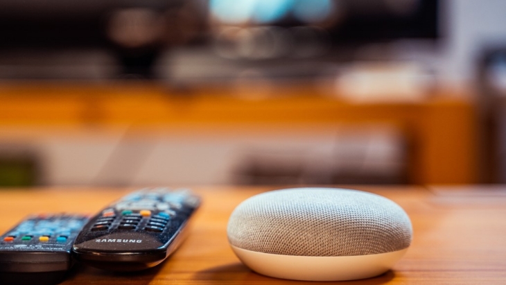 Setengah dari orang dewasa sekarang mengklaim memiliki smart speaker di rumah. (Foto: 123RF/daveferencik)  