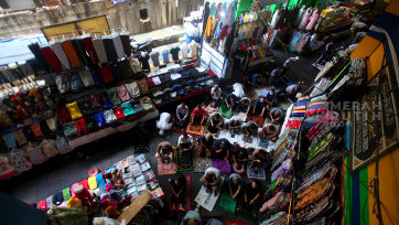 Menilik Pedagang Pasar Tanah Abang Manfaatkan Lorong untuk Salat Jum'at Berjamaah Ramadan 1446 Hijriah