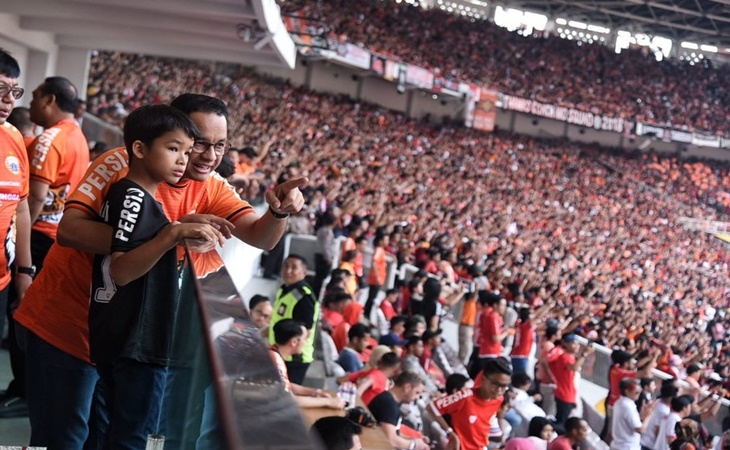 Anies bersama putranya menyaksikan laga Persija vs Mitra Kukar