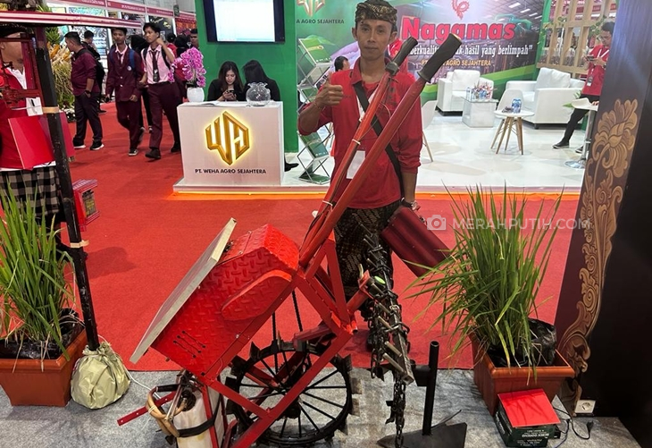 Petani Asal Bali Pamerkan Traktor Tenaga Surya Multifungsi di Rakernas lV PDIP