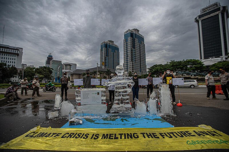 Memperingati Hari Pahlawan Nasional, Greenpeace Indonesia melakukan aksi damai dengan membawa patung es yang meleleh di atas peta Indonesia di Jakarta. © Jurnasyanto Sukarno / Greenpeace