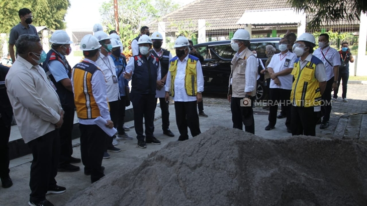 Menteri PUPR Basuki Hadimuljono meninjau progres pembangunan RS Darurat Asrama Haji Donohudan di Kabupaten Boyolali, Jawa Tengah, Selasa (27/7). (MP/Ismail)