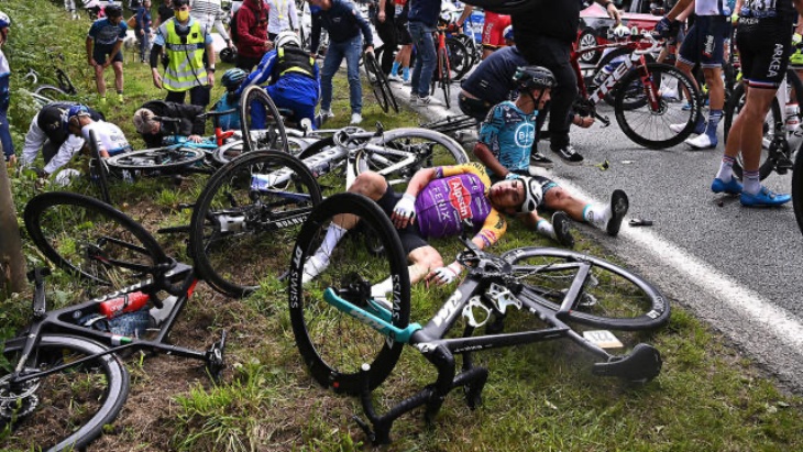 Puluhan Pesepeda di Tour De France 2021 Ambruk Akibat Ulah Penggemar